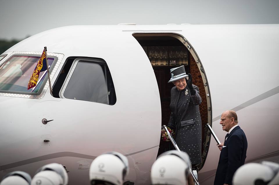 EE HRH Queen Elizabeth II gives one last wave to the crowd before departing.
