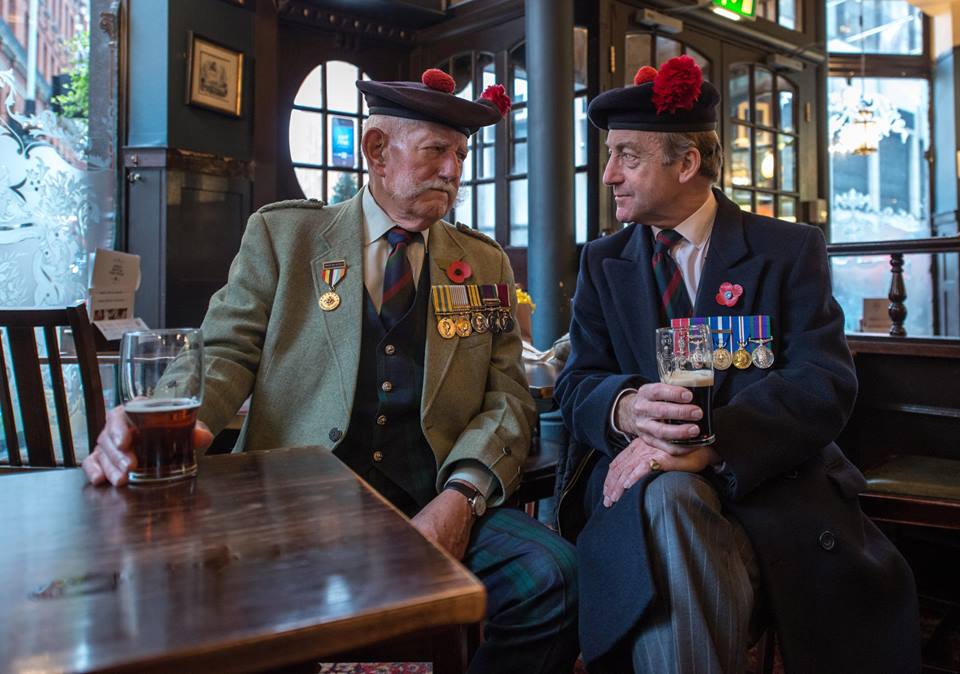 EErdVeterans Joe Hubble and Tim Cole from the Black Watch Association catch up for a swift pint